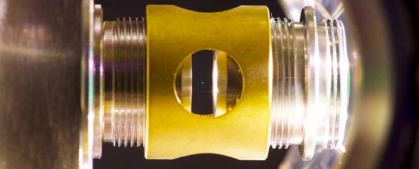 Физики левитировали стеклянную наносферу, подталкивая ее в область квантовой механики