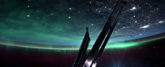 Потрясающе красивое фото, на котором астронавт видит северное сияние