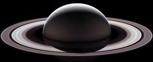 На орбите Сатурна идентифицировано более 60 неизвестных спутников