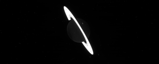 JWST только что выпустила свои первые необработанные изображения Сатурна, и мы полностью ошеломлены