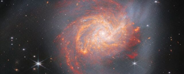 JWST сфотографировал огненную спиральную галактику с неожиданно жестоким прошлым