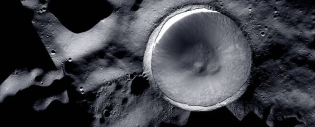 Потрясающее изображение НАСА демонстрирует вечную тьму южного полюса Луны