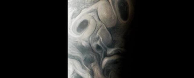 Жуткое, кошмарное «лицо» замечено в клубящихся облаках Юпитера
