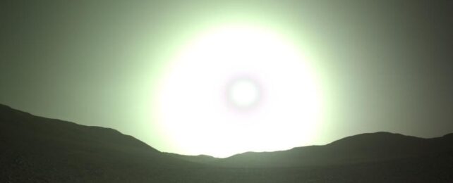 Компания Perseverance запечатлела удивительно странный «голубой закат» на Марсе