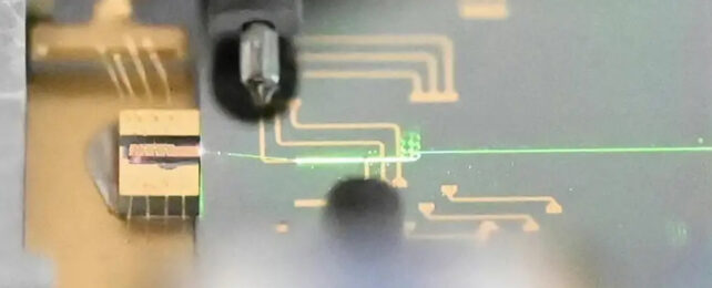Этот удивительный сверхбыстрый лазер достаточно мал, чтобы поместиться на кончике пальца