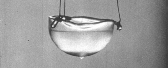 Дикий эксперимент показывает, что произойдет, если вы прикоснетесь к квантовой сверхтекучей жидкости