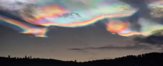 Чрезвычайно редкие радужные облака освещали арктическое небо в течение 3 дней: фотографии захватывают дух