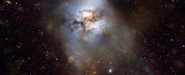 Огромная древняя галактика – это не то, что сначала подумали астрономы