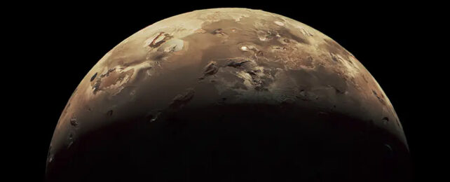 НАСА только что опубликовало потрясающие фотографии извержений вулканов на спутнике Юпитера Ио крупным планом.