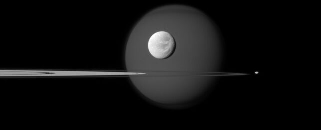 Чтобы поверить в новые удивительные фотографии спутников Сатурна, нужно увидеть их