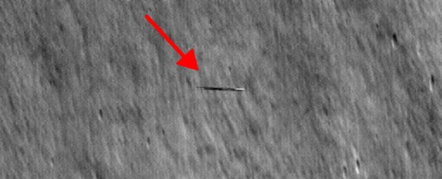 НАСА обнаружило объект в форме доски для серфинга, проносящийся мимо Луны