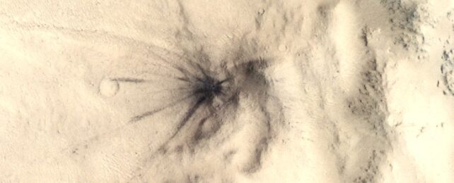 One of the newly discovered craters near Cerberus Fossae. Марс потрясен эпическими землетрясениями, и они не все приходят изнутри