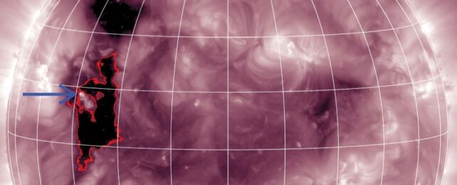 The location of the jet on the outskirts of the hole. Редкий изотоп гелия виден взрыв из дыры на солнце
