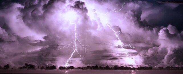 The gamma-ray flashes that accompany lightning have been observed in detail for the first time. Первое исследование в мире показывает, как Lightning Sparks Gamma-Ray Flashes