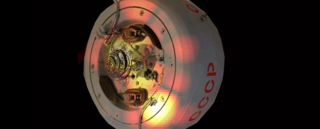 Yellow and orange glow mapping radar intensity, overlaying a picture of Kosmos 482. Последний спуск Kosmos 482 запечатлен на одном призрачном изображении