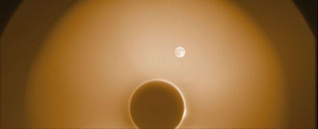 Миссия НАСА захватывает жуткий новый вид на Луну и Солнце