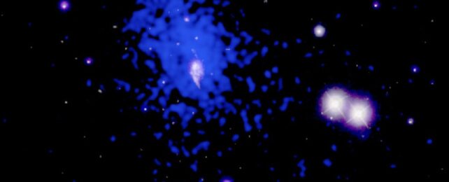 Супермассивная черная дыра, попавшая в акт включения