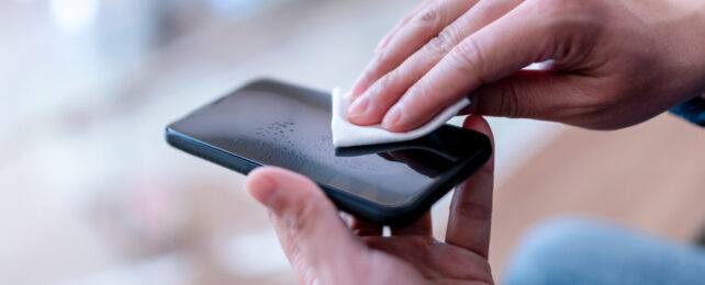 Ваш телефон покрыт всеми видами микробов. Вот решение.