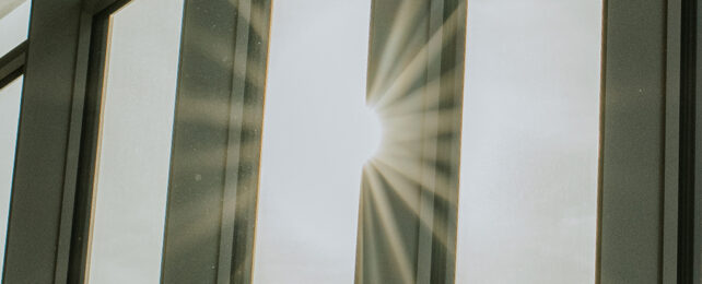 Ученые создают четкое покрытие, чтобы невидимо превратить окна в солнечные батареи