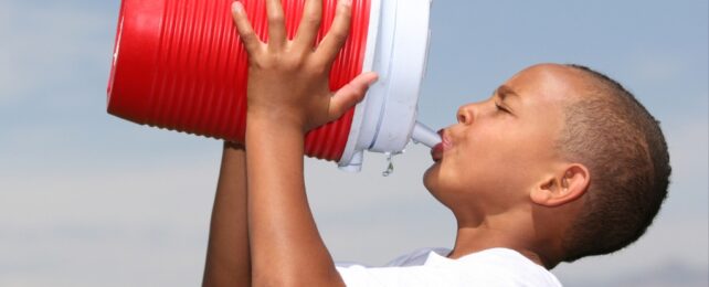 AI ‘drinks’ a bottle of water for every short conversation. ИИ бьет бутылку воды каждый раз, когда вы общаетесь с ней