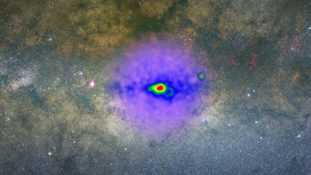 Загадочное свечение, обнаруженное в космосе, может быть темной материей, разрушающей само себя