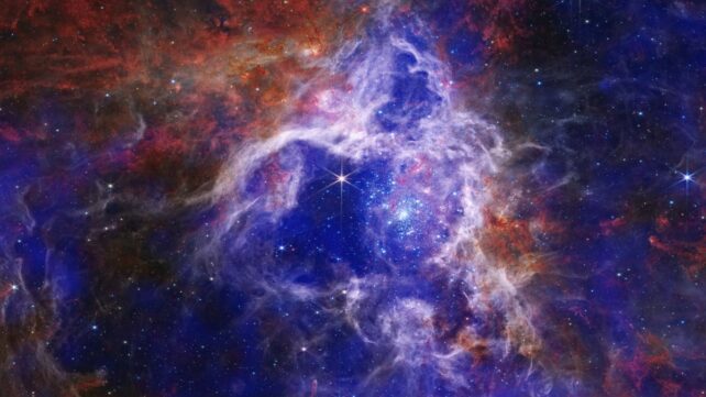 The star is situated not far from the Tarantula Nebula, and the ultraviolet light spewed by its baby stars. Ингредиенты жизни впервые найдены замороженными за пределами Млечного Пути