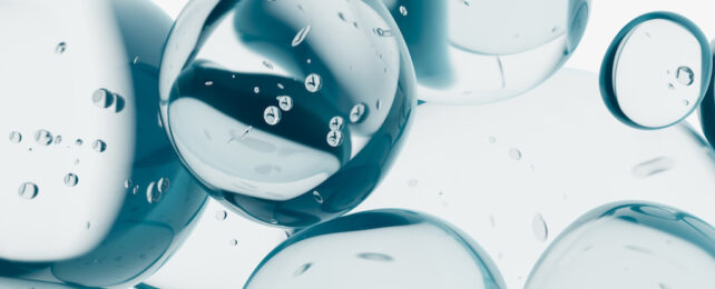 Странное состояние: вода кажется одновременно твердой и жидкой