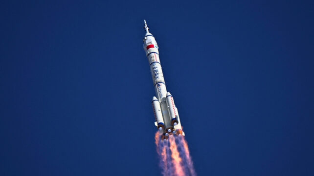 Rocket carrying the Shenzhou-20 spacecraft and a crew of three astronauts lifts off on 24 April 2025. Космический мусор, вероятно, обрушился на китайский «Шэньчжоу-20», задержав возвращение экипажа
