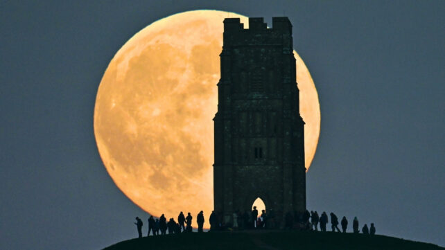 Supermoon rising behind Glastonbury Tor, England, in 2015. Как увидеть сегодняшнее бобровое суперлуние – самое большое и яркое с 2019 года