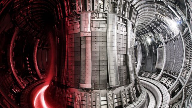 Inside the JET tokamak, showing the vacuum vessel and superimposed plasma. Термоядерные реакторы могут создавать частицы темной материи, показывают физики