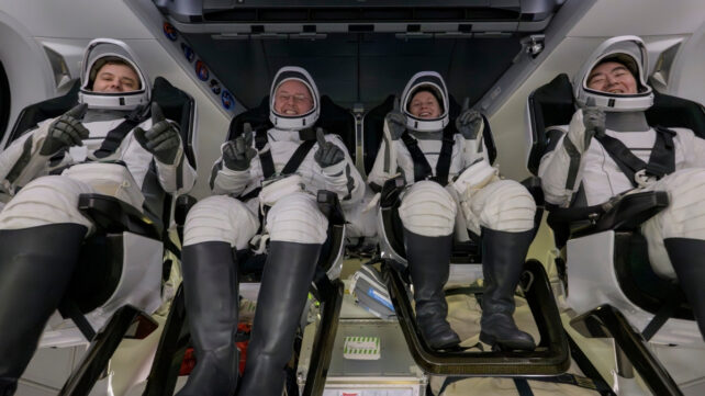 Roscosmos cosmonaut Oleg Platonov, left, NASA astronauts Mike Fincke, Zena Cardman, and JAXA astronaut Kimiya Yui inside the SpaceX Dragon Endeavour. spacecraft. Астронавты показали важнейший медицинский инструмент, использованный во время кризиса на МКС