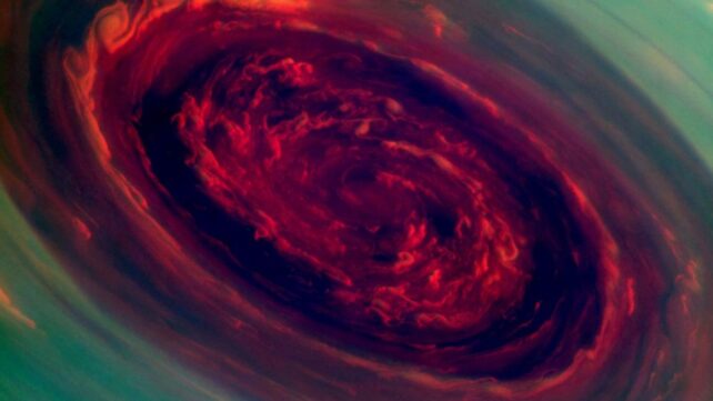 The eye of the storm at Saturn’s north pole in false color. Полярные бури на Юпитере и Сатурне выявили глубокие различия в атмосфере