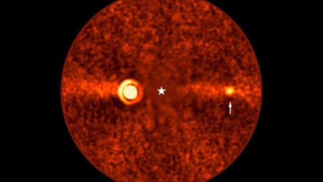 The newly discovered planet, Beta Pictoris d. Астрономы случайно сфотографировали самую тусклую планету, когда-либо виденную с Земли