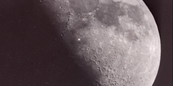 Пример «лунной вспышки» — зафиксированный около лунной линии между светом и тьмой на Луне, 15 ноября 1953 года, Леон Х. Стюарт в Талсе, Оклахома. Он поймал вспышку с помощью 8-дюймового телескопа.